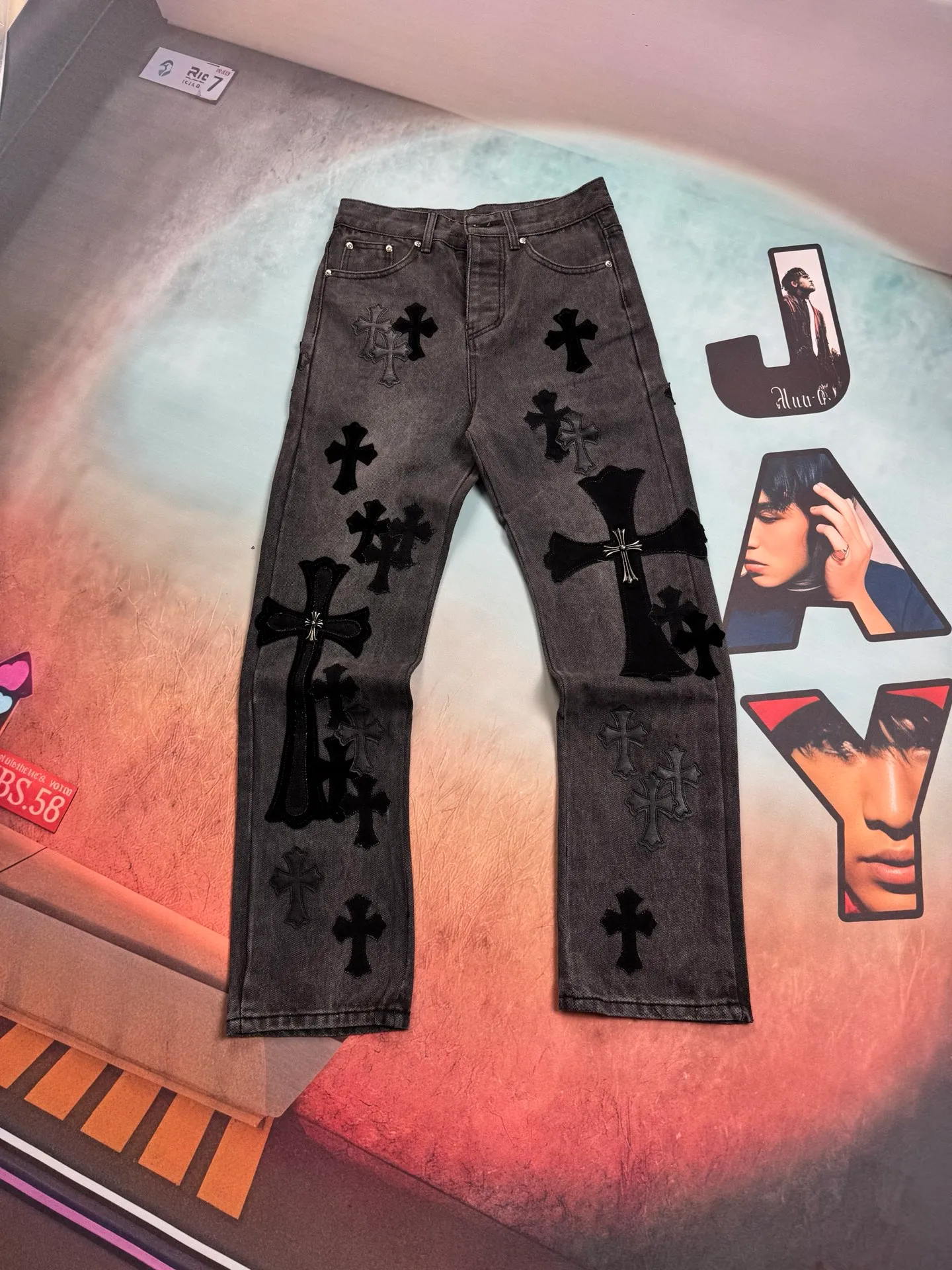 🅿️320 🔘Style No.-KL106 🔘Cro Heart𝐂𝐡𝐫𝐨𝐦𝐞 𝐇𝐞𝐚𝐫𝐭 SexRecords Series Metal Laminated Cross London Limited Black Bull King Jeans* [Same Style as Pan Weibai] The blockbuster in the fashion world is here! Chrome hearts and SexRecords co-branded the metal-veneer cross-fried snowflake black London Bull King limited edition jeans. They are definitely top-notch products in the fashion industry. Fashionistas should not miss it! These pants perfectly recreate the vintage feel. The special cowhide produced in Italy is carefully printed and cut accurately by craftsmen. It is then matched with customized sheepskin and is carefully pasted with three layers of thick lines. The overall splicing process is unique, combined with heavy washing and dyeing, and every detail exudes unparalleled design charm. It adopts three-dimensional cutting and has a loose and comfortable fit. It can be easily controlled by any figure and has a great effect of making you taller and slimmer. Carefully crafted by a major manufacturer and following the strict quality control standards of the original factory, the quality is impeccable. Wearing it will instantly transform you into the focus of street fashion.  Size: S M L XL XXL (28.30.32.34.36) Color: Black Gray